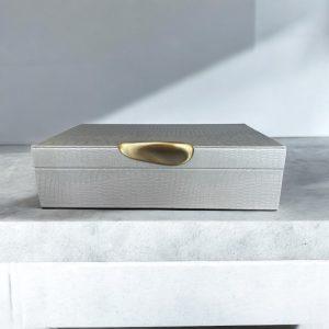 Caja multiuso PU texturizado gris con broche dorado 36x11cm