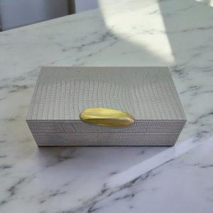 Caja multiuso PU texturizado gris con broche dorado 26x15cm