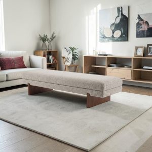 Banqueta Myris de tela taupe claro patas de madera