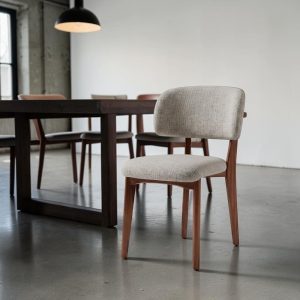 Silla de comedor sin brazos Karlyn de tela beige