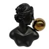 Adorno hombre griego de resina negra con esfera dorada 21cm