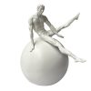 Adorno Hombre Gimnasta sobre esfera de resina blanca 33cm