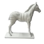 Adorno caballo de resina blanco acabado estriado 30cm